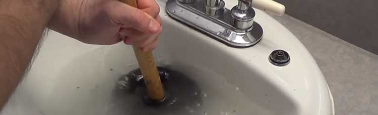 when to call a plumber to fix the clog