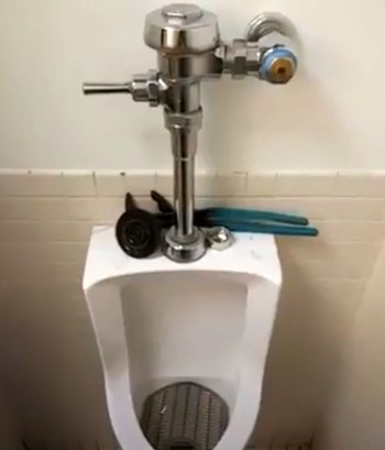 fixing noisy urinal flush valve